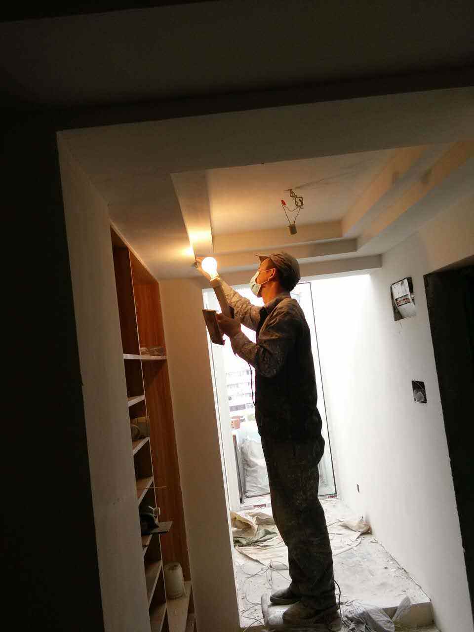 客廳墻面內層水泥砂漿一捅就掉